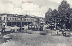 2492 Gezicht op het Stationsplein te Utrecht met het Centraal Station.